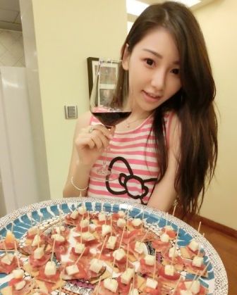嫩模陈冠希前女友黄榕出席活动 亲吻同性抢镜图片