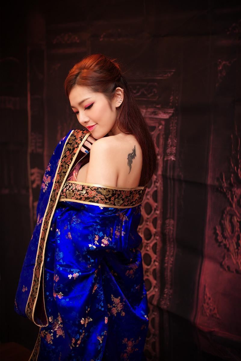 妖媚的少妇 红色性感妖媚私房魅惑写真图片