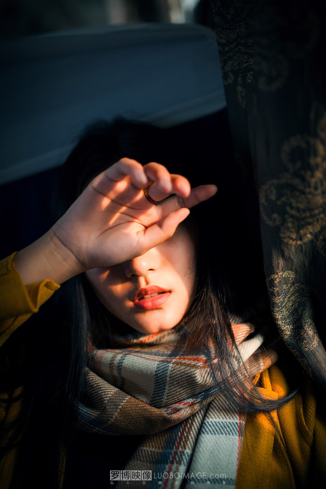 性感全透明露背连衣裙美女瀑布湿身自拍图片