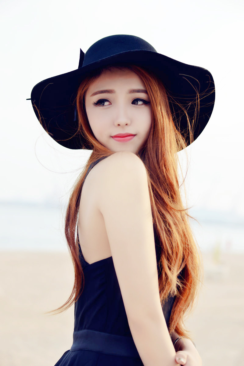 性感全透明露背连衣裙美女瀑布湿身自拍图片