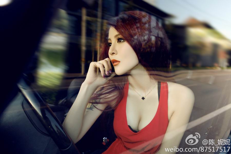 豪车上的纹身美女大胆销魂姿势诱惑艺术写真图片图片