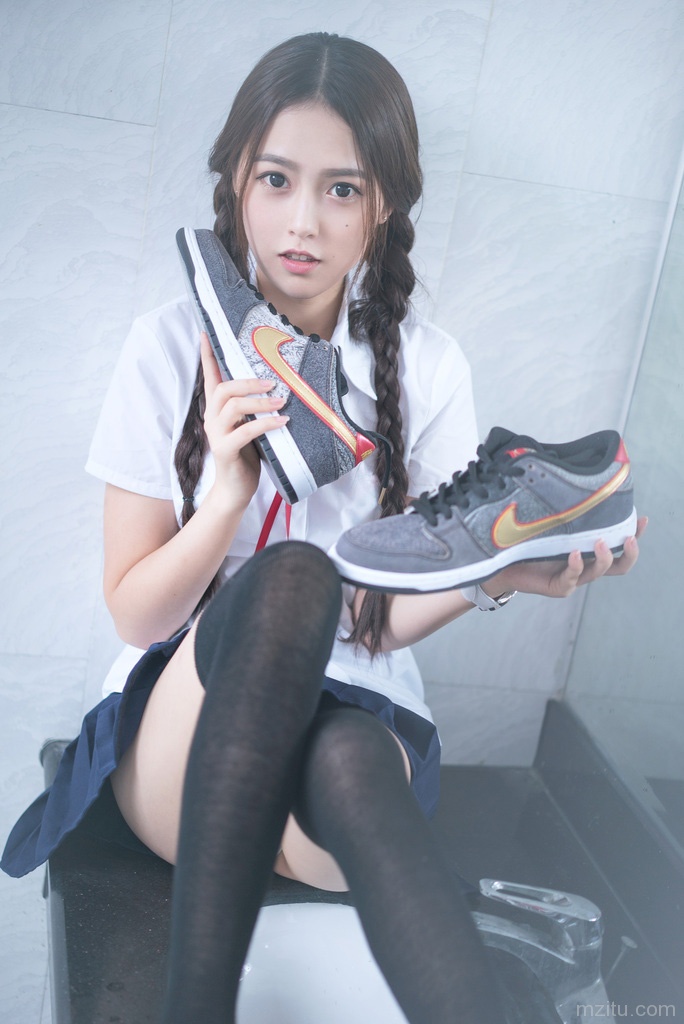 长腿丝袜女神 超短裙美女极品写真图片