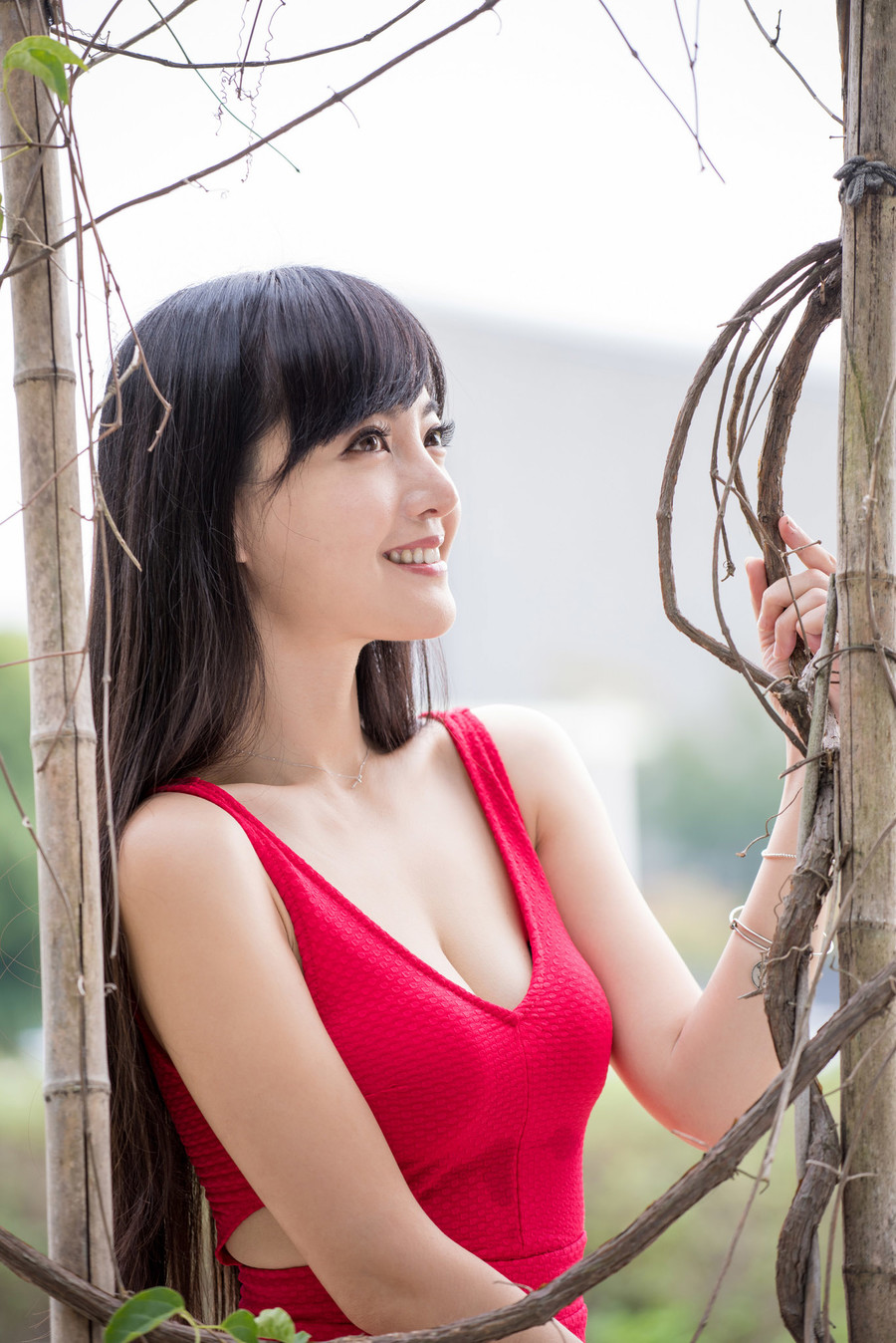 低胸的大学校花户外红色连衣裙诱惑艺术写真图集(一)图片