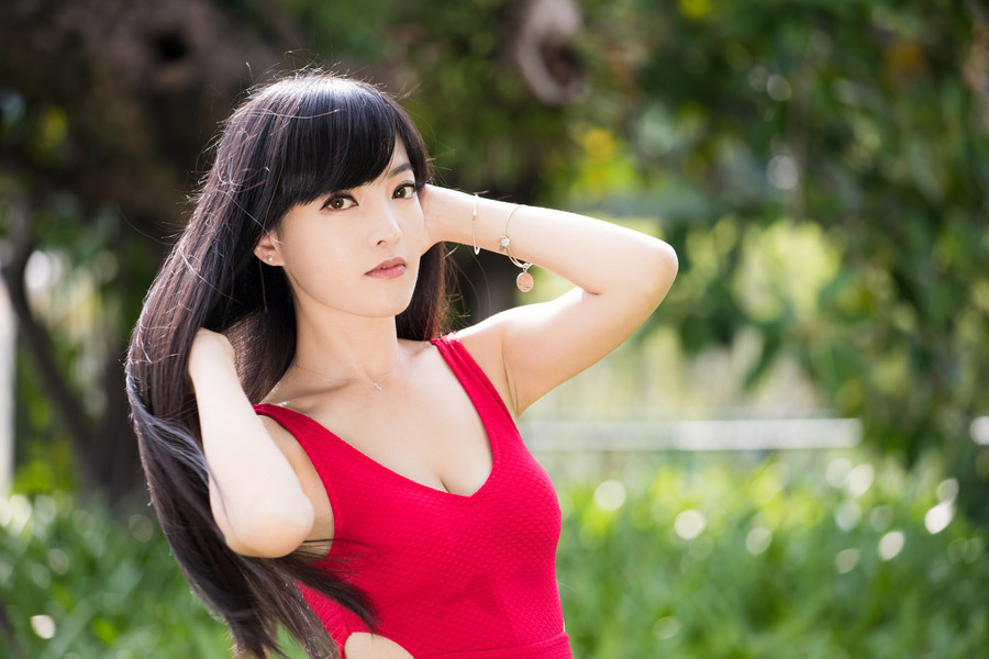 性感全透明露背连衣裙美女瀑布湿身自拍图片