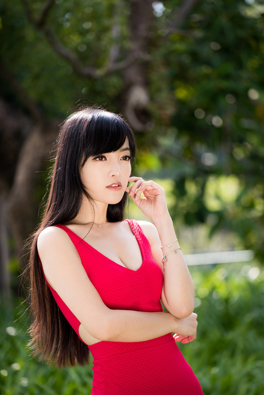 性感全透明露背连衣裙美女瀑布湿身自拍图片