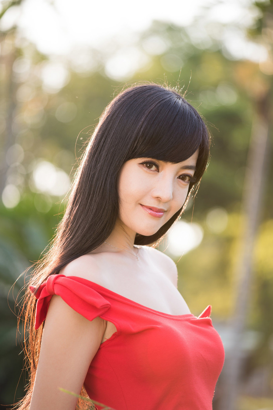 性感全透明露背连衣裙美女瀑布湿身自拍图片