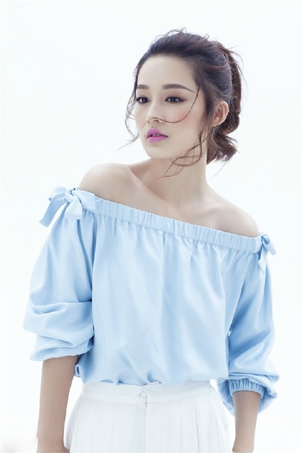 人气女星李沁小露香肩性感诱惑清新养眼最新写真图片合集图片
