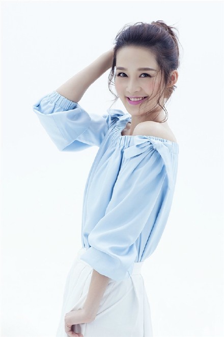 人气女星李沁小露香肩性感诱惑清新养眼最新写真图片合集图片