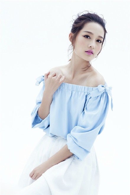 人气女星李沁小露香肩性感诱惑清新养眼最新写真图片合集图片