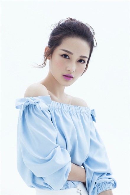 人气女星李沁小露香肩性感诱惑清新养眼最新写真图片合集图片