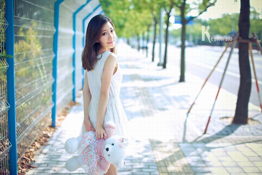 学生妹穿着天蓝色连衣裙的清纯麻花辫美女清纯养眼唯美校园写真图片