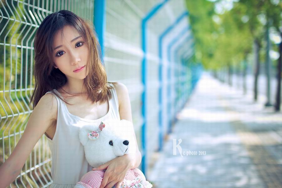 抱着小熊的校园清纯校花嘟嘴卖萌户外高清艺术写真图片图片 抱着小熊的校园清纯校花嘟嘴卖萌户外高清艺术写真图片图片