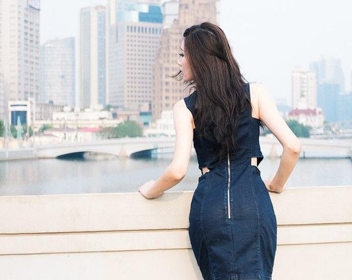 极致喷血诱惑塞车道上的欧美性感美女车模图片合集(一)图片