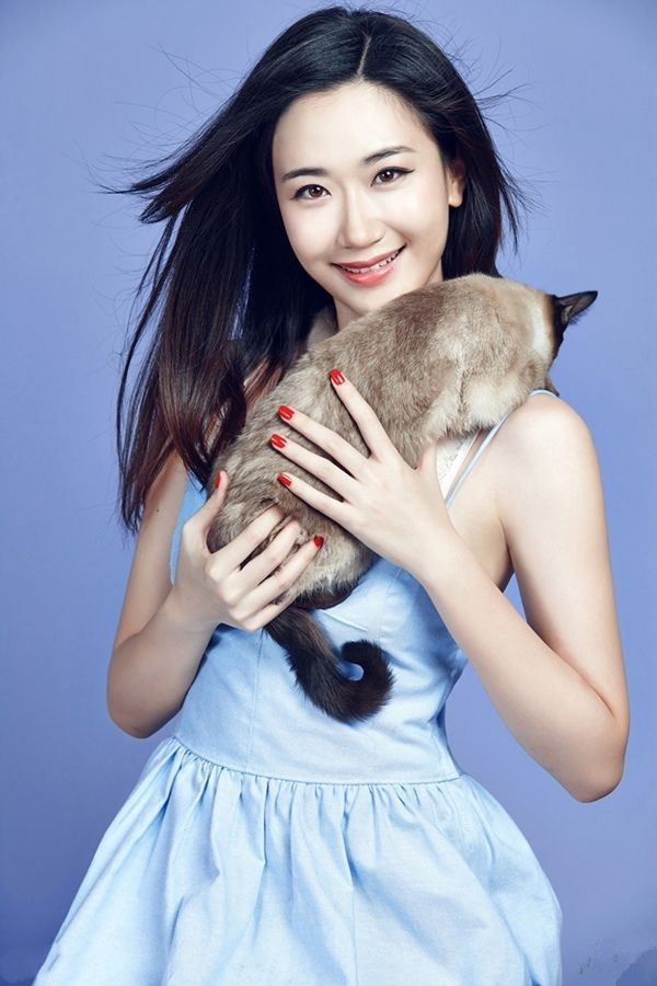 性感嫩模丰胸细腰长腿迷人写真图片