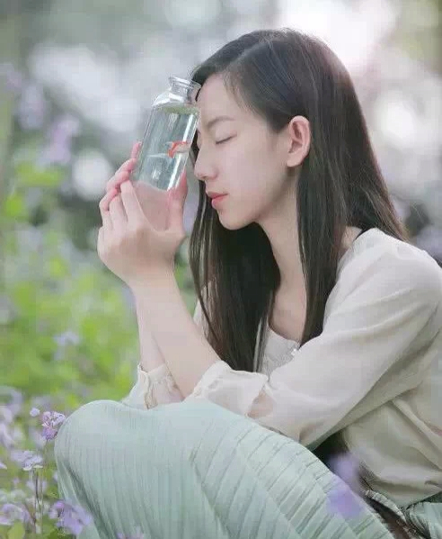 肚兜美女图片