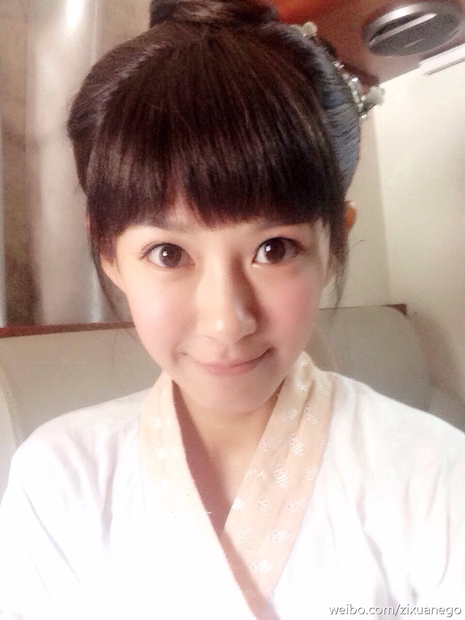 高清美女北京张子萱口罩碎花裙机场图片图片