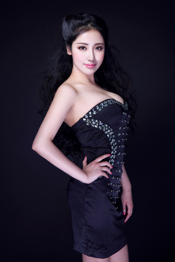 极品童颜美女嫩模大胆黑色深V紧身裙喷血诱惑艺术图片图片