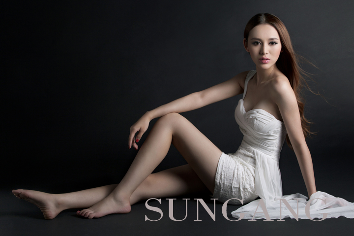 抛媚眼的美女秘书丰胸美腿肉色丝袜撩人诱惑办公桌上性感写真图片
