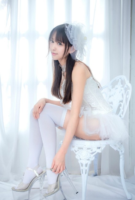美女姐姐图片欣赏中戏美女校花奔跑全校上演性感火辣身材前凸后翘摆拍照图片