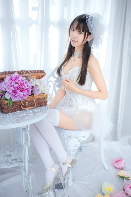 美女姐姐图片欣赏中戏美女校花奔跑全校上演性感火辣身材前凸后翘摆拍照图片