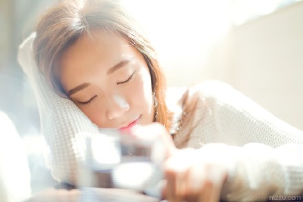 美女姐姐图片欣赏中戏美女校花奔跑全校上演性感火辣身材前凸后翘摆拍照图片