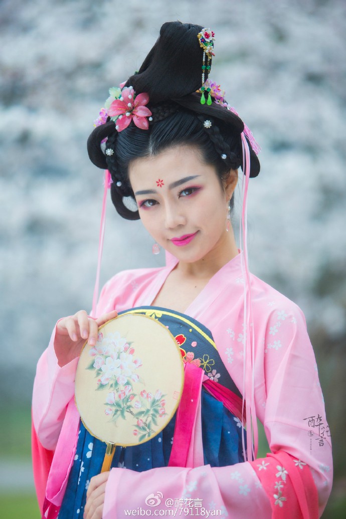 靠着椅子的美女大胆修长双腿勾魂黑丝袜诱惑模特艺术图片图片