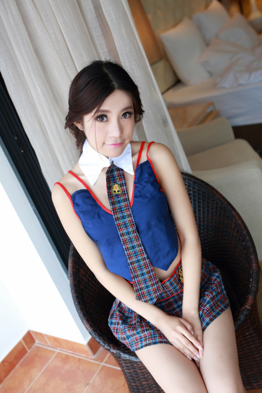 车模比拼性感 学生装、空姐装上演制服诱惑图片