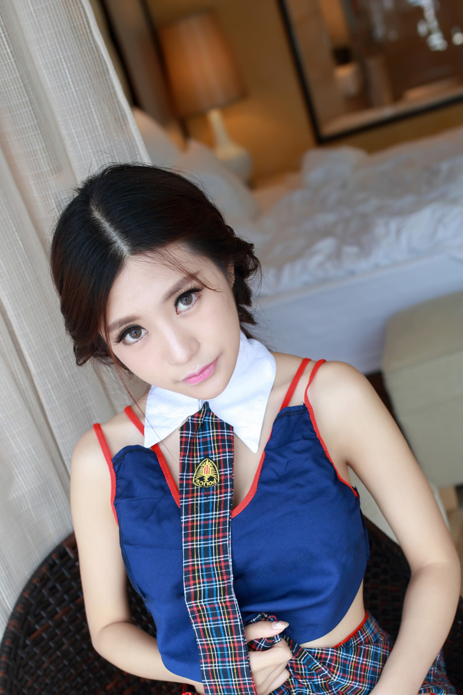 车模比拼性感 学生装、空姐装上演制服诱惑图片