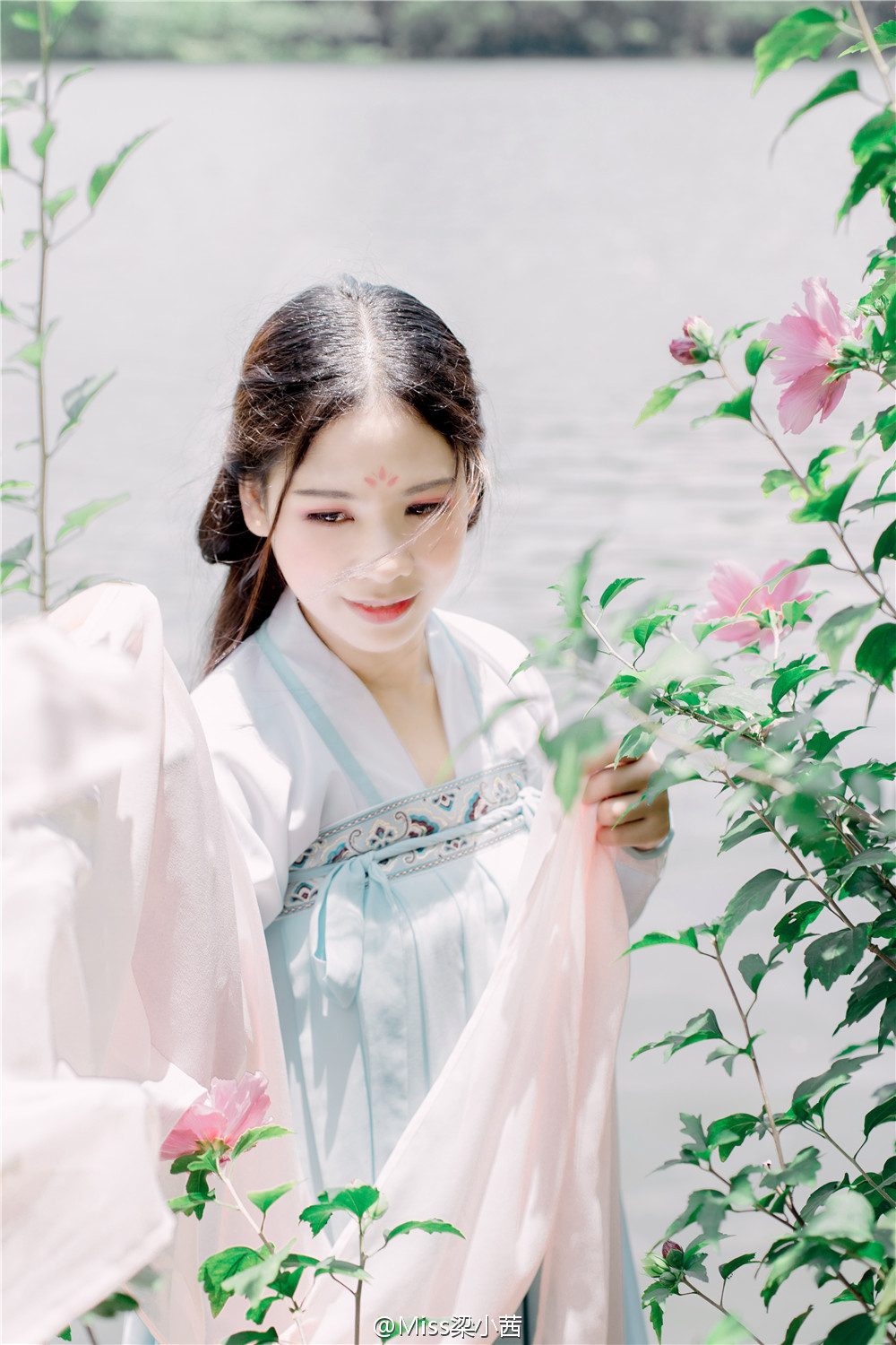 性感美女模特余馥郁白色无底旗袍肉丝美腿写真图片