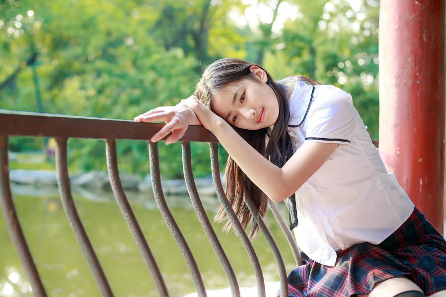车模比拼性感 学生装、空姐装上演制服诱惑图片