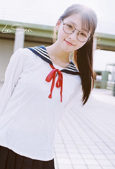 车模比拼性感 学生装、空姐装上演制服诱惑图片