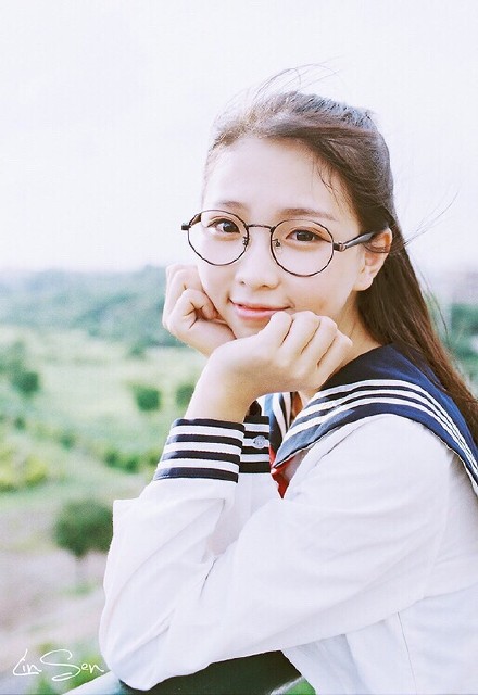 日系学生妹 金发学生装mm校园写真图片