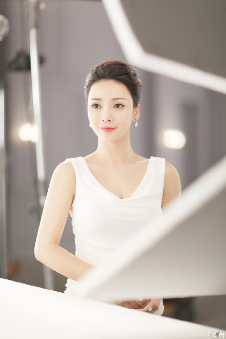 中国内地湖南衡阳女演员性感女神柳岩蓝白抹胸裙大秀极致喷血诱惑高清写真图片合集图片
