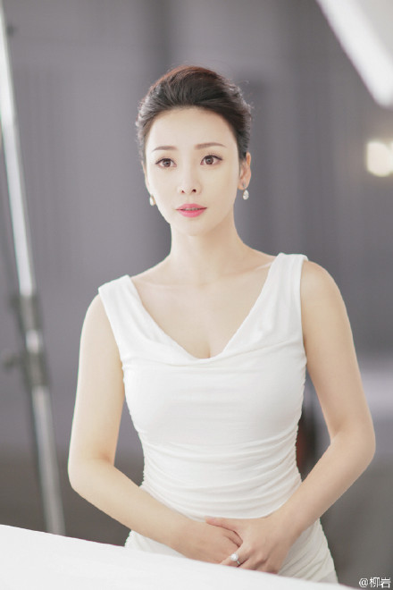 中国内地湖南衡阳女演员柳岩性感白裙沙漠艺术写真牵骆驼变塞外明珠(一)图片
