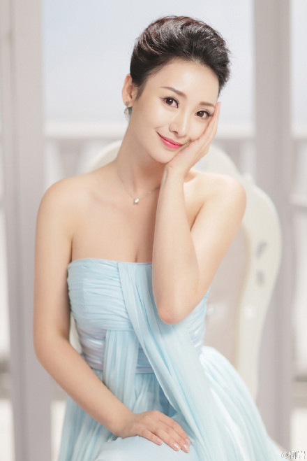 中国内地湖南衡阳女演员性感女神柳岩蓝白抹胸裙大秀极致喷血诱惑高清写真图片合集图片