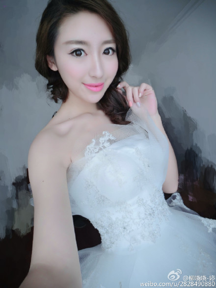 时尚新娘极品美女对着镜头大胆自拍照喷血诱惑艺术写真图片(二)图片