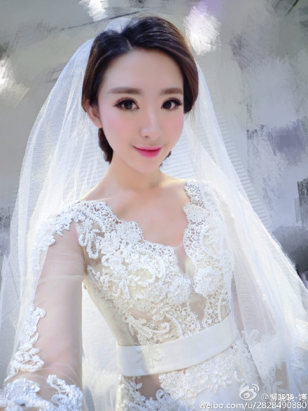 性感美女明星崔雪莉大胆车内自拍照图片图片
