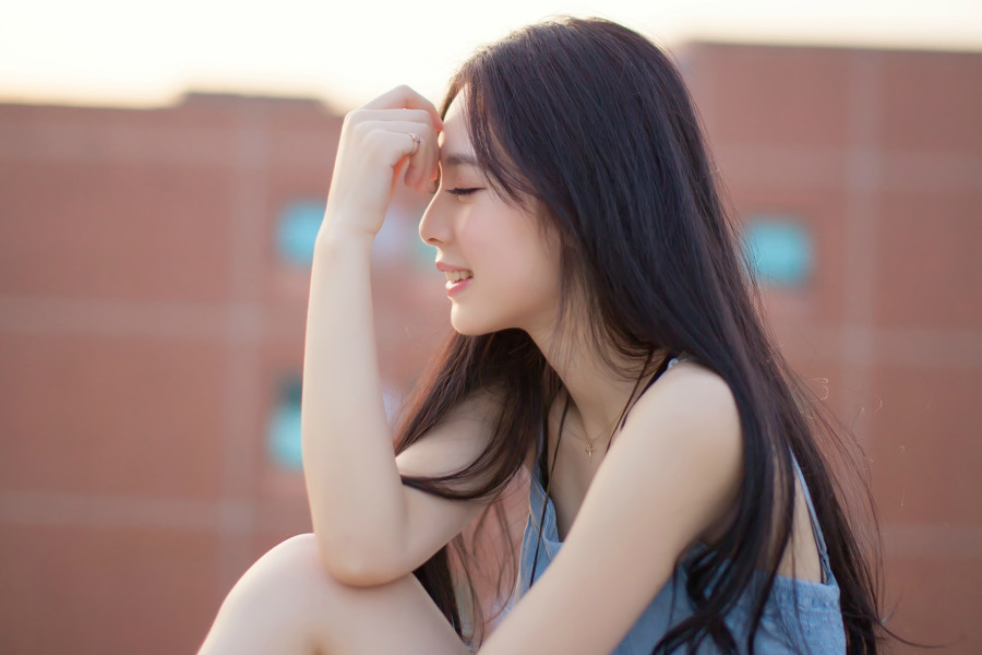性感全透明露背连衣裙美女瀑布湿身自拍图片