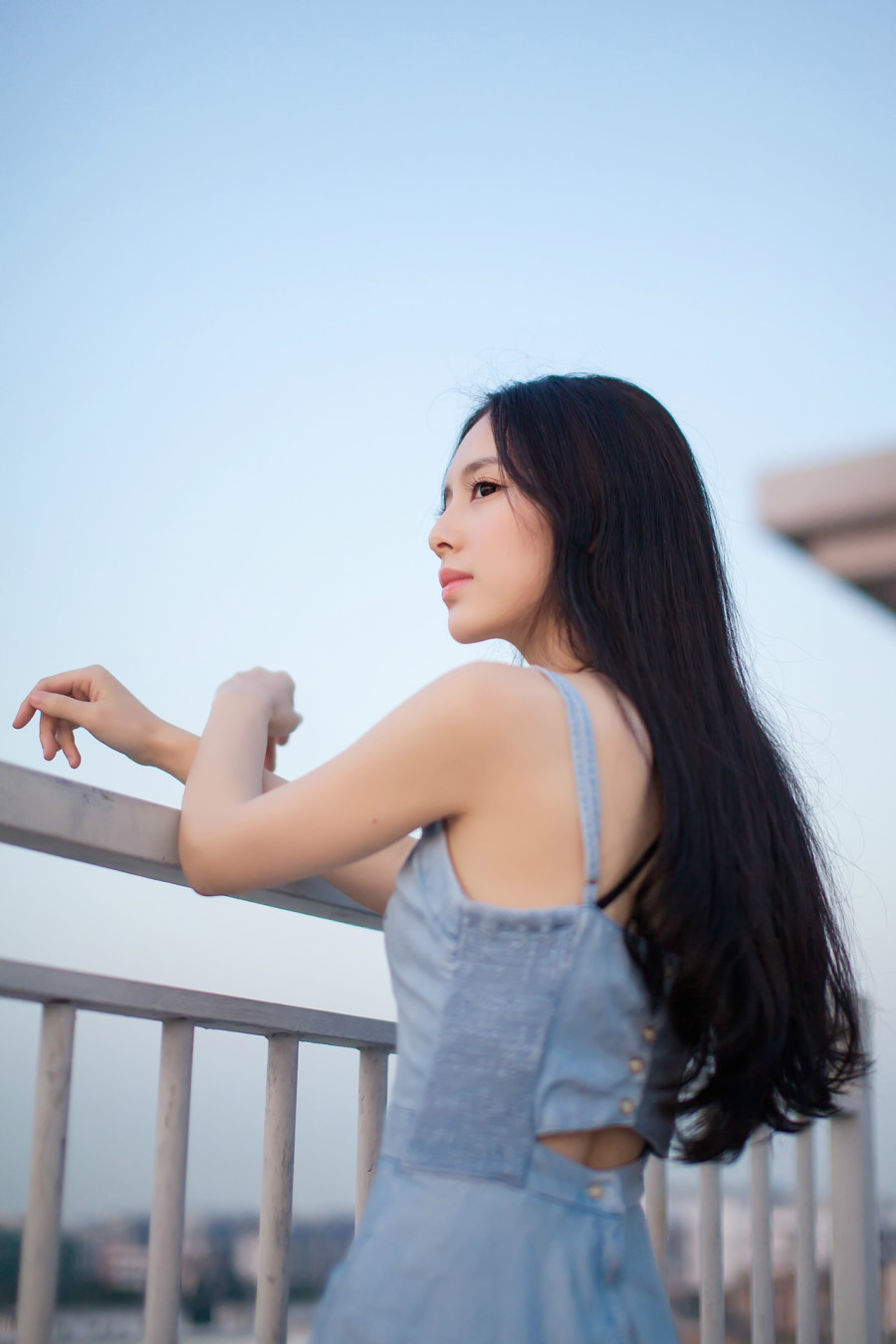 性感全透明露背连衣裙美女瀑布湿身自拍图片