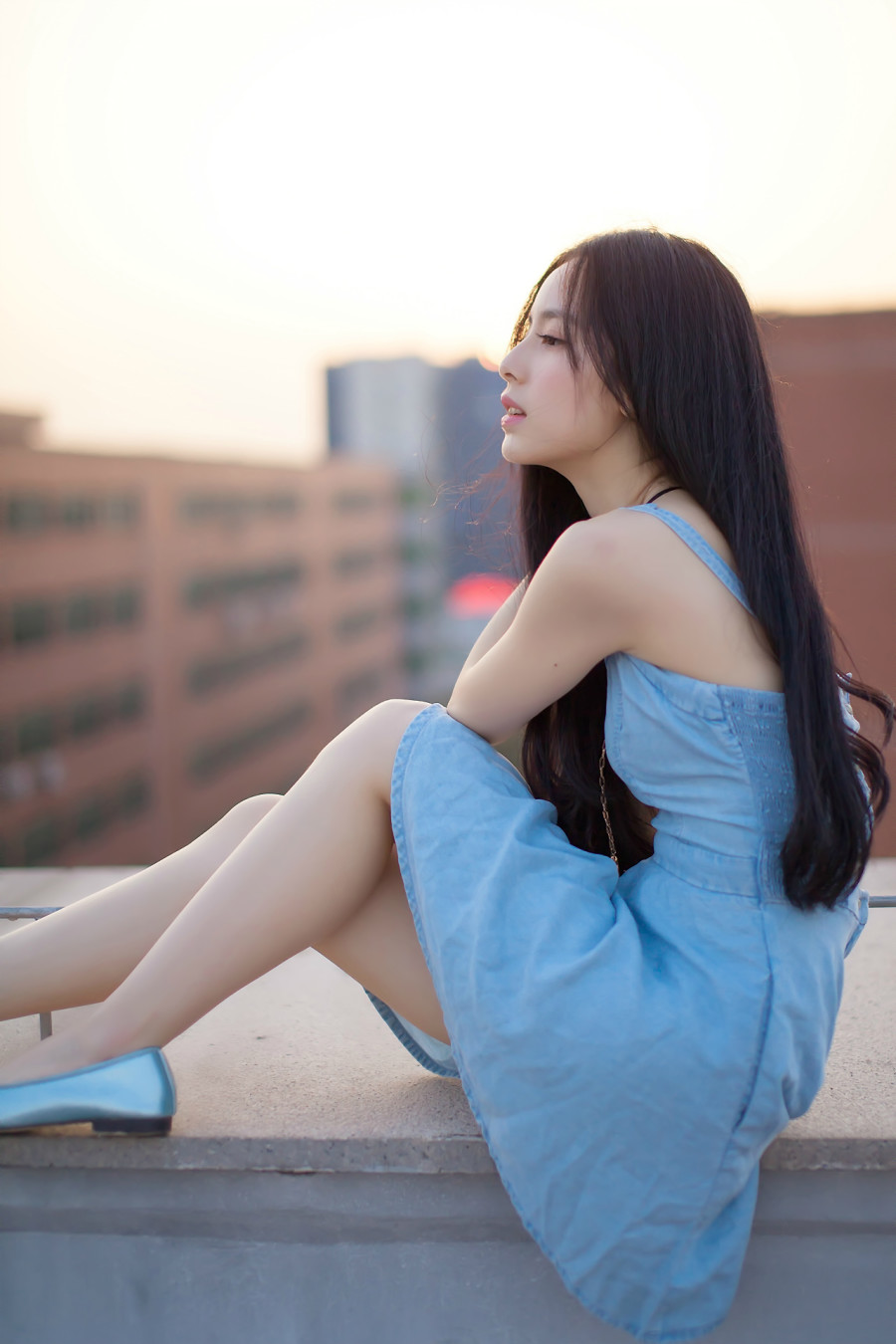 性感全透明露背连衣裙美女瀑布湿身自拍图片