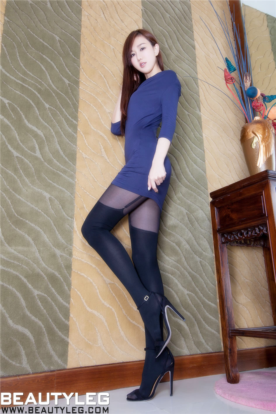 极品黑丝袜美女模特大胆女警花制服脱掉高跟鞋美腿逼人诱惑图片图片