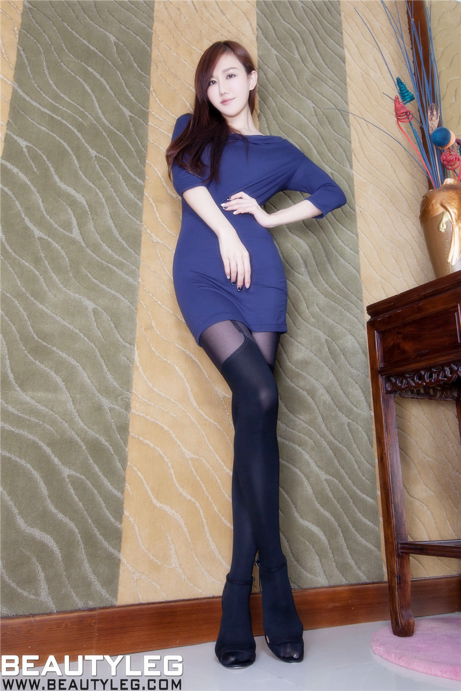 极品黑丝袜美女模特大胆女警花制服脱掉高跟鞋美腿逼人诱惑图片图片