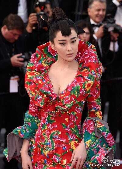张馨予戛纳电影节红绿棉被服装图片 张馨予戛纳服装现场图片图片