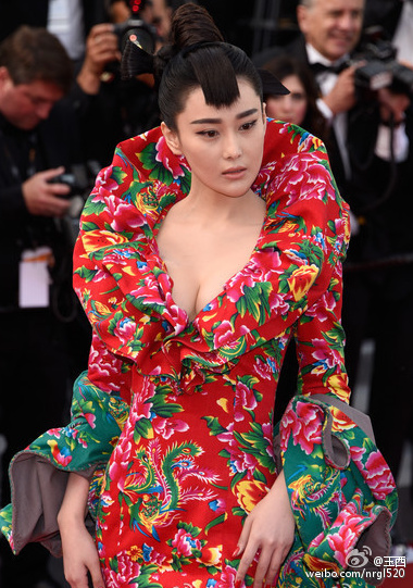 张馨予戛纳电影节红绿棉被服装图片 张馨予戛纳服装现场图片图片