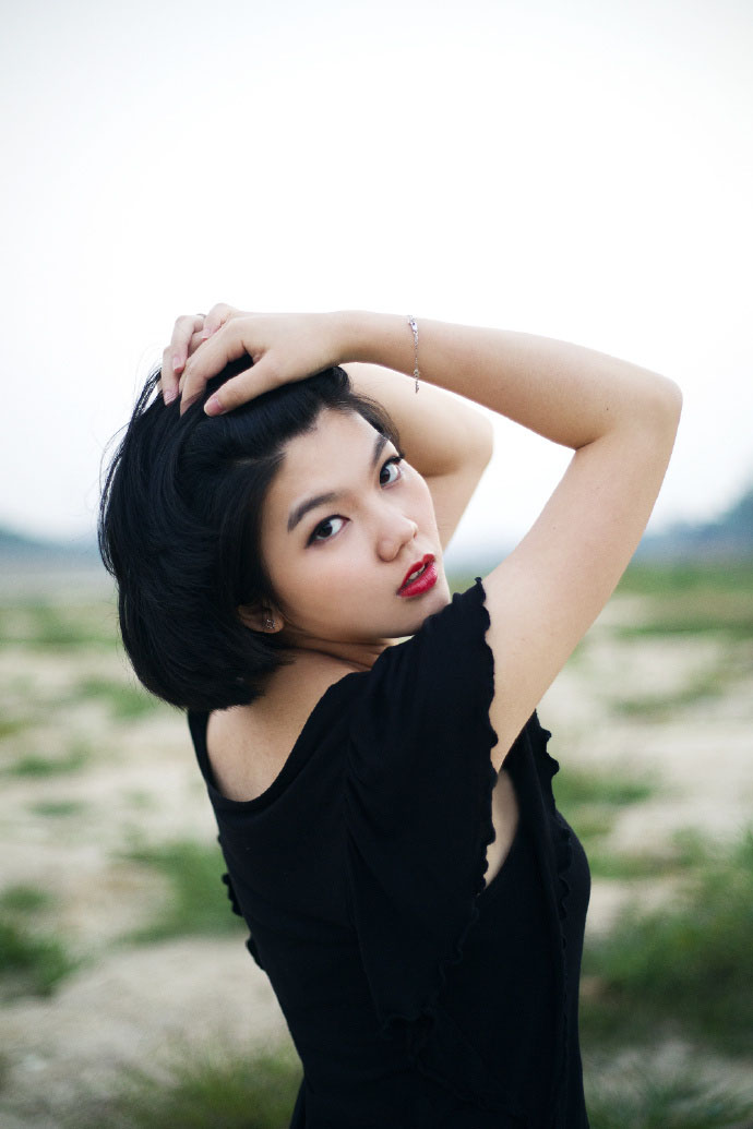 美女姐姐图片欣赏中戏美女校花奔跑全校上演性感火辣身材前凸后翘摆拍照图片
