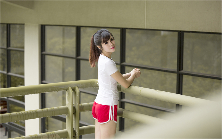 美女姐姐图片欣赏中戏美女校花奔跑全校上演性感火辣身材前凸后翘摆拍照图片