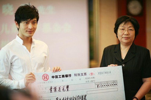黄晓明杂志封面图片 范冰冰图片黄晓明登杂志封面 深情相拥多年友谊图片 黄晓明杂志封面图片 范冰冰图片黄晓明登杂志封面 深情相拥多年友谊图片