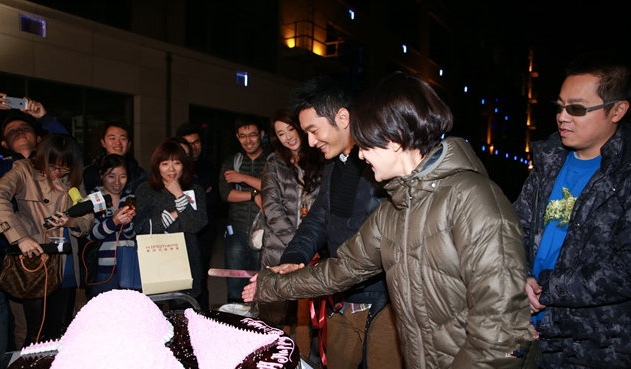 黄晓明生日图片：生日蛋糕片场调侃周迅胸大图片