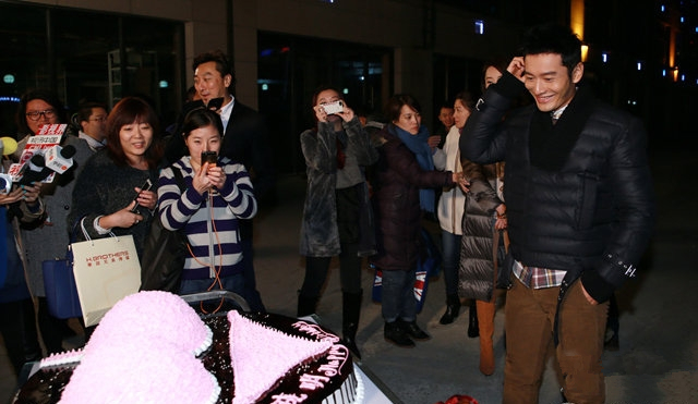 黄晓明生日图片：生日蛋糕片场调侃周迅胸大图片