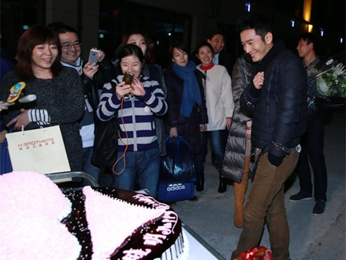 黄晓明生日图片：生日蛋糕片场调侃周迅胸大图片